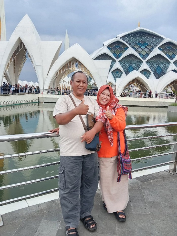 SIyadi bersama istrinya