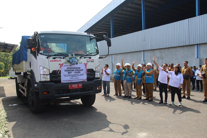 Pemkab Jombang mengirim 2,2 ton produk RDF ke PT Semen Indonesia di Tuban