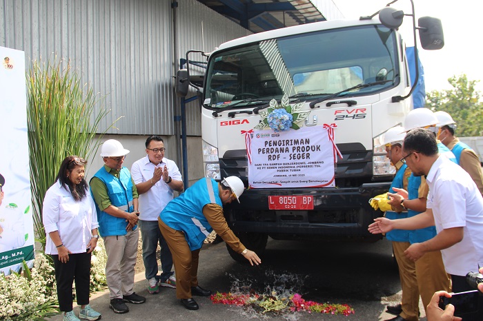 PIONER: Bupati Warsubi melempar kendi tandai uji coba pengiriman 2,2 ton produk RDF ke PT Semen Indonesia di Tuban.