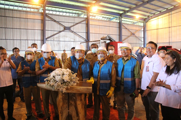 DIRESMIKAN: Bupati Warsubi didampingi Wabup Salmanudin saat meresmikan program RDF seger.