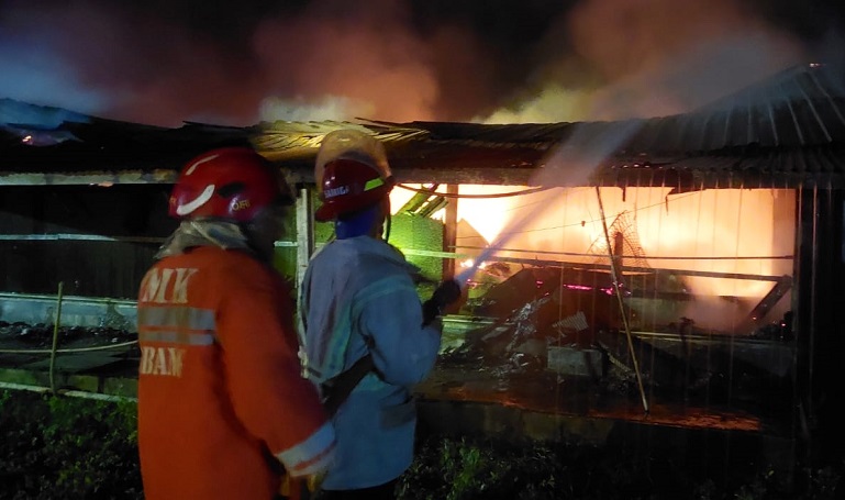 Kebakaran menimpa sebuah kandang ayam petelur terjadi di Desa Genukwatu, Kecamatan Ngoro, Jombang Selasa (20/5) dini hari