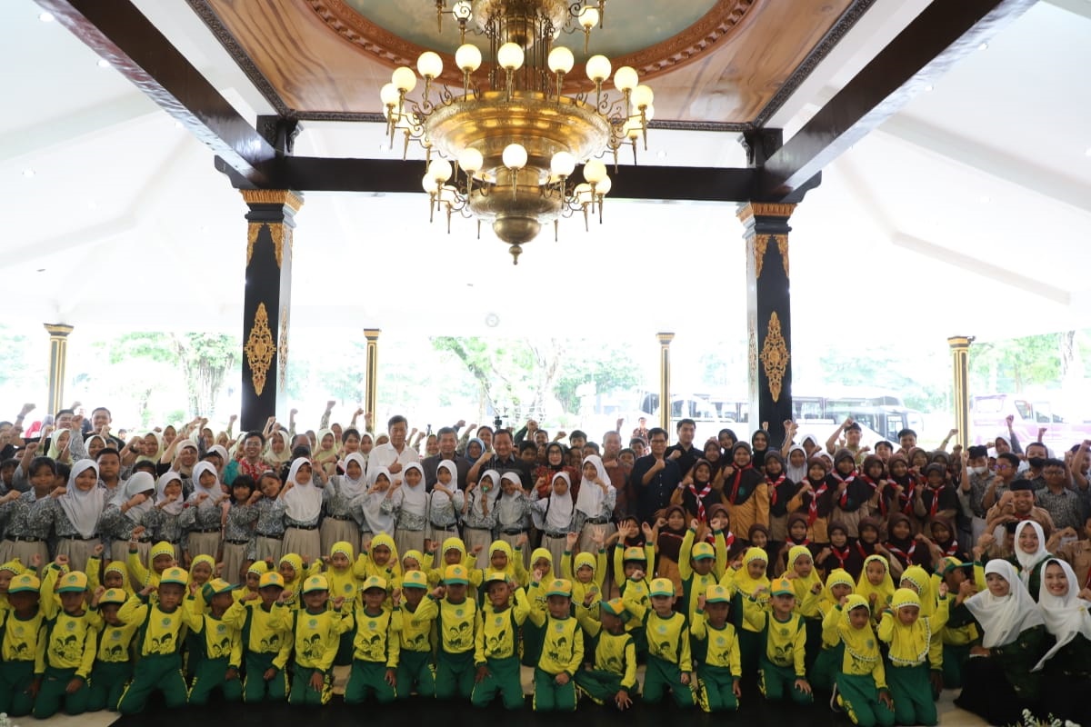 KOMPAK: Sekdakab Jombang Agus Purnomo didampingi M. Nur Kholis Direktur Jawa Pos Radar Jombang bersama jajaran kepala OPD foto bersama saat launching Program Pendopo Milik Rakyat, Abah untuk Semua.
