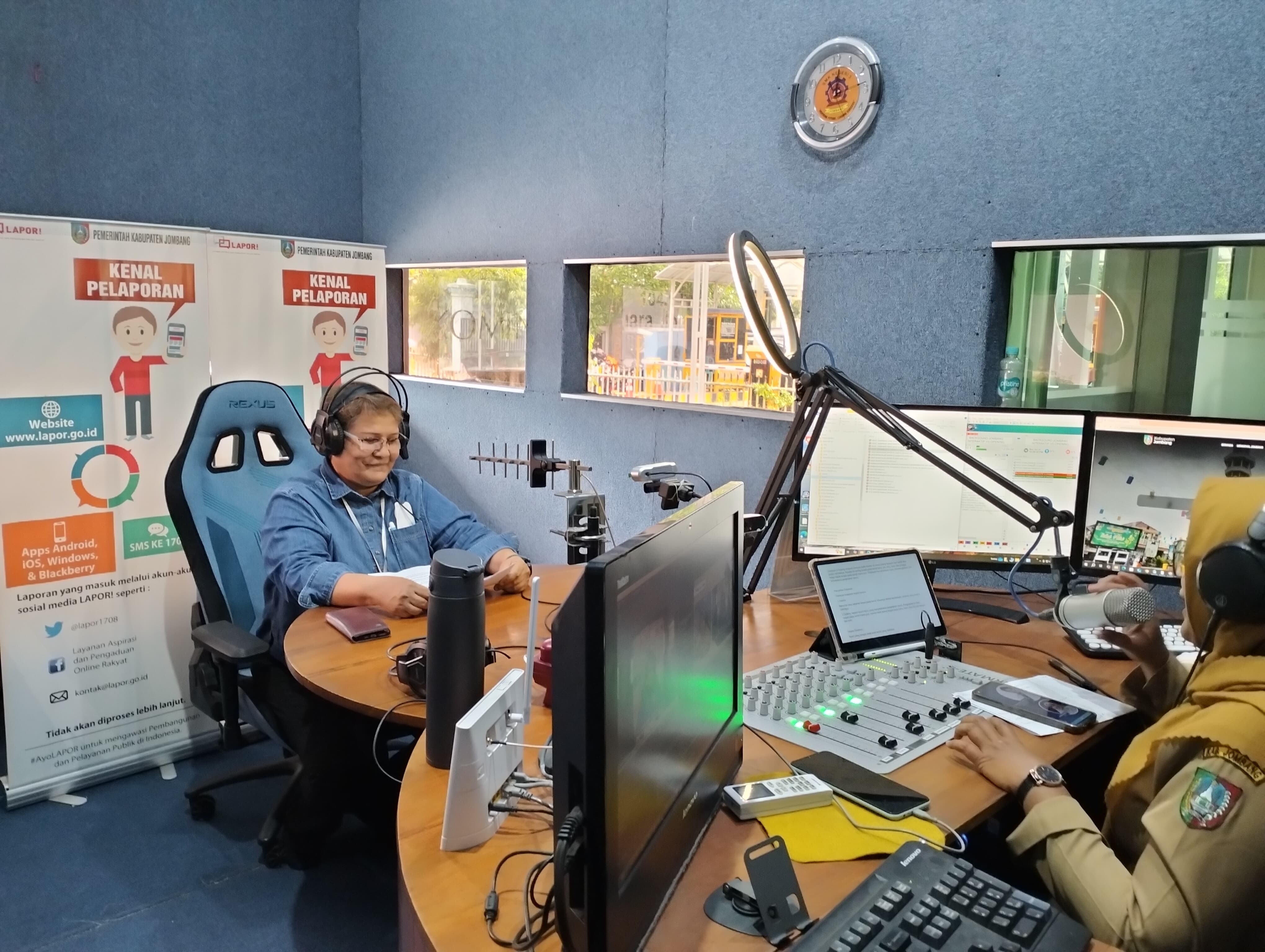 Dokter Spesialis Ortopedi RSUD Jombang, dr Yvonne Sarah K Bintaryo SpBO Fics, saat menjadi narasumber di siaran live streaming Radio Suara Jombang FM, (28/4).