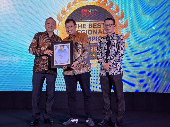 Direkur Utama Bank Jombang, Afandi Haris Setyo Nugroho, menerima penghargaan ajang The Asian Post The Best Regional Champion 2025 di Jakarta, Jumat (16/5).