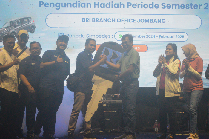 Branch Manager Branch Office Jombang Effendi Sudarso secara simbolis menyerahkan hadiah kepada pemenang grand prize Pengundian Panen Hadiah Simpedes