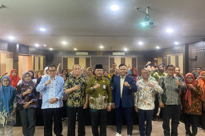 Kepala Disnaker Jombang Isawan Nanang Risdianto bersama Asisten Pemerintahan dan Kesra Setdakab Jombang foto bersama peserta Pelatihan Metodologi Instruktur Pelatihan Kerja, Kamis (15/5).