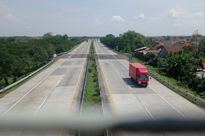 RAMAI: Jalan tol Jombang-Mojokerto (Jomo) di Desa Watudakon, Kecamatan Kesamben, Senin (19/5).