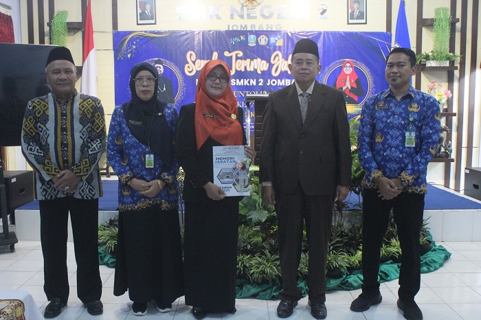 Dari kiri Suyono pengawas pembina SMKN 2 Jombang, Asijah Kasi SMA dan PKLK Cabdindik Jombang, Amiroh Kepala SMKN 2 Jombang, Abdul Muntolib Kepala SMKN 1 Jombang dan Ulil Muamar Kasubag TU Cabdindik