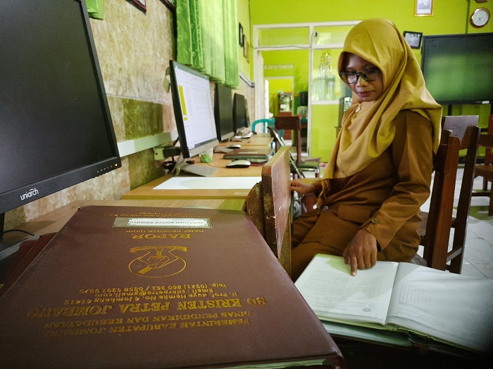 Guru SDN Jombatan 3 Kecamatan Jombang saat menginput nilai rapor ke laman SPMB