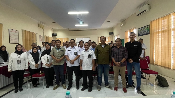 KOMPAK: Sekretaris Dinas PUPR Jombang, Imam Bustomi, didampingi General Manajer Jawa Pos Radar Jombang, Sulton Arif bersama seluruh peserta, kemarin (21/5).