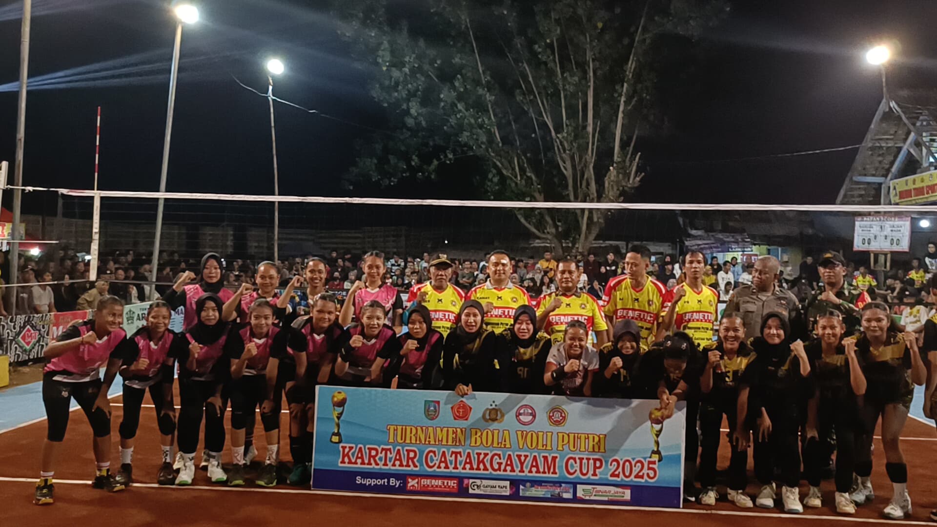 MERIAH: Kepala Desa Catakgayam, Sugeng Samsuri, dan Forkopimcam Mojowarno saat membuka turnamen bola voli putri Kartar Catakgayam Cup 2025, Minggu (18/5) malam.