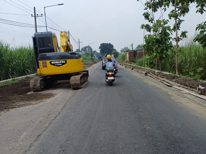 Proyek pelebaran jalan kabupaten ruas Cukir-Mojowarno terus dikebut