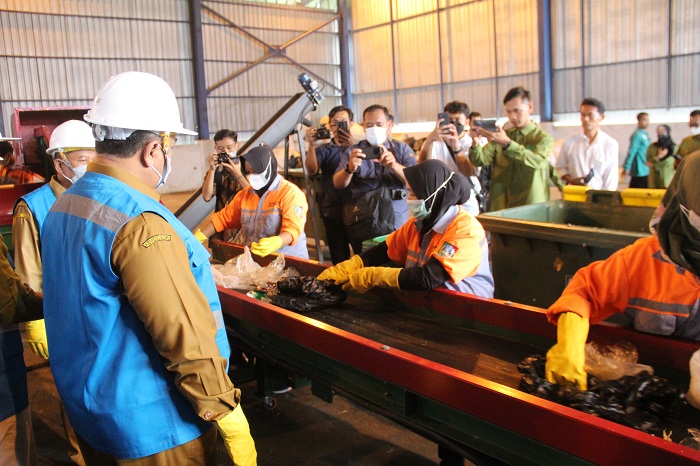 Bupati Jombang Warsubi saat memantau proses pemilahan sampah di TPA Banjardowo, (17/5) lalu