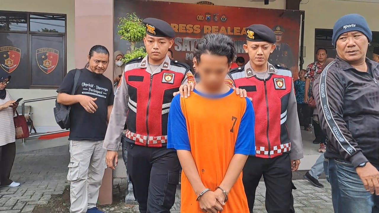 AA, Pedagang pentol yang dibekuk polisi usai diketahui merudapaksa adik sendiri selama 6 tahun terakhir