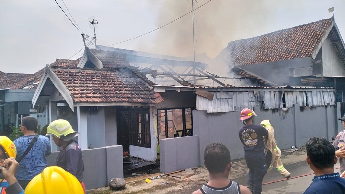 LUDES: Kondisi rumah warga warga Desa Mundusewu, Kecamatan Bareng terbakar, Kamis (22/4).