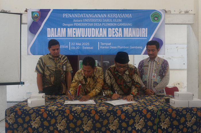 SINERGI: Kepala Desa Plumbon Gambang Nur Wakit didampingi Kepala DPMD Kabupaten Jombang Solahudin Hadi Sucipto dan Plh Camat Gudo Faizal Ariawan saat menandatangani kerjasama dengan salah satu piha