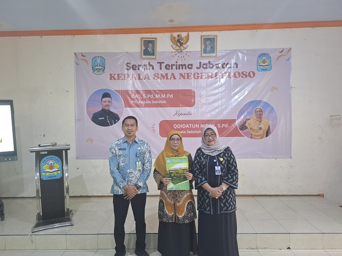 SERTIJAB: Prosesi penyerahan memori jabatan dari Plt Kepala SMAN Ploso lama Ba&rsquo;I kepada Kepala SMAN Ploso yang baru Qoidatun Nisak.