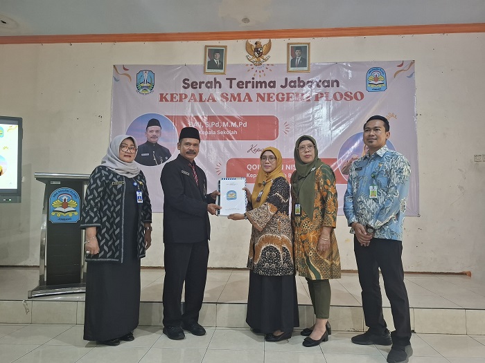 SERTIJAB: Prosesi penyerahan memori jabatan dari Plt Kepala SMAN Ploso lama Ba&rsquo;I kepada Kepala SMAN Ploso yang baru Qoidatun Nisak.