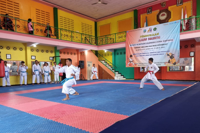 KATA: Karateka Diwan Eprian Amrullah dari SMAN Mojoagung saat tampil seleksi O2SN di Dojo Mahameru Jombang, Selasa (20/5).