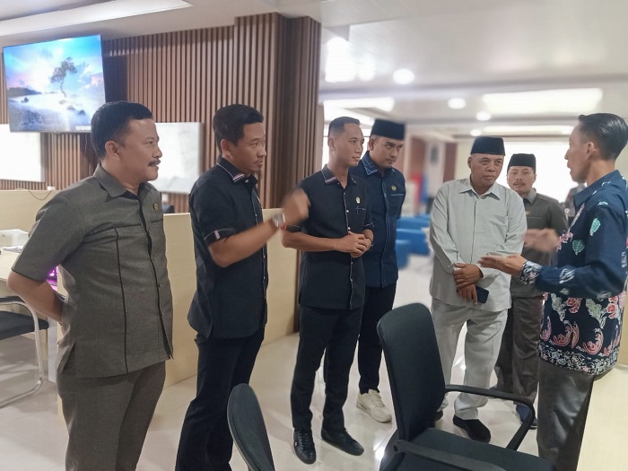 PANTAU: Komisi A DPRD Jombang melihat pelayanan di Mal Pelayanan Publik (MPP) Kamis (22/5)