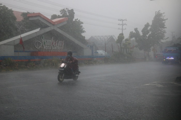 Hujan lebat mengguyur Jombang, Jumat (23/5) pagi.