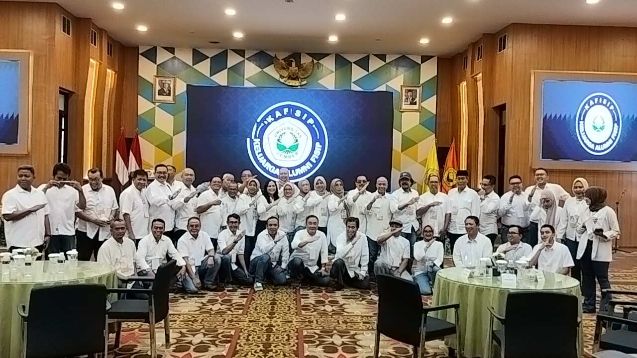 SEMANGAT BARU: Sejumlah pengurus KAFISIP Unej periode 2025-2030 foto bersama sesaat sebelum acara pelantikan dimulai.