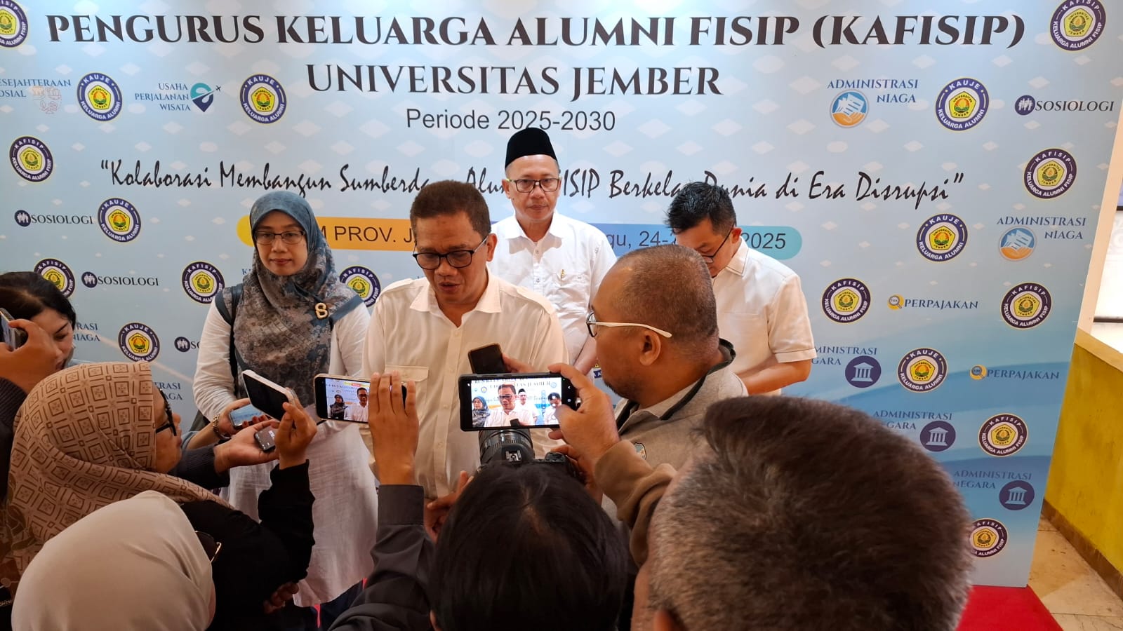 BANGUN SINERGITAS: Rektor Unej Iwan Taruna saat memberi keterangan pers, didampingi Dekan FISIP Unej Suyani Indriastuti, ketua KAFISIP Muhammad Taufik (Kepala.LAN) dan sekum KAFISIP M. Nur Purnamasidi
