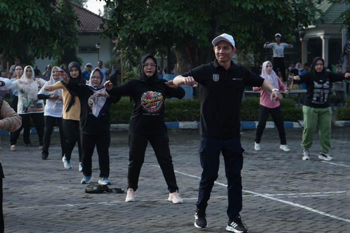 Pemimpin Bank Jatim Cabang Jombang, Hanif Julhamsyah, bersama Sekdakab Agus Purnomo saat mengikuti senam bersama, Jumat (23/5) pagi.