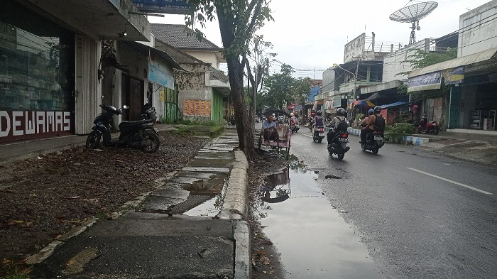 BAKAL DITANGANI: Trotoar dan drainase Jl RE Martadinata sisi barat selama ini jadi langganan genangan air bakal direhab, Jumat (23/5).