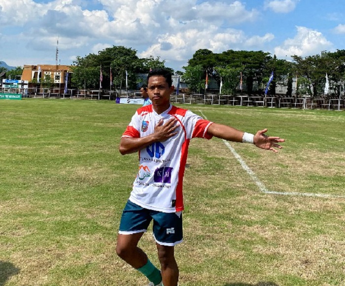 SELEBRASI: Ekspresi pemain Jombang Kakasheva Nahdliyin Siswoyo setelah mencetak gol ke gawang Kabupaten Kediri di Stadion Menak Sopal Trenggalek, kemarin.