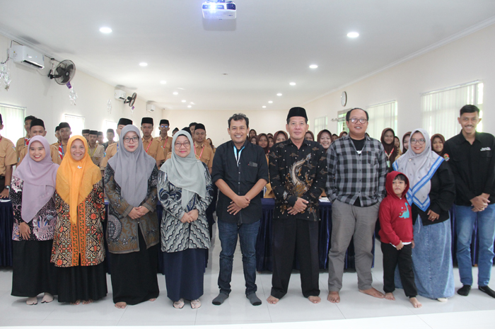 Kepala MAN 2 Jombang Erma Rahmawati, didampingi General Manajer Jawa Pos Radar Jombang Sulton Arif bersama seluruh peserta, Sabtu (24/5).