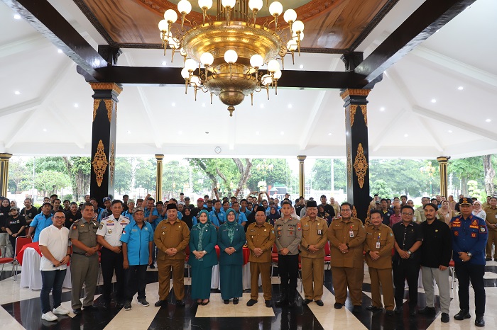 SUKSES: Bupati Jombang Warsubi bersama peserta Rembuk Bareng PKL di Pendopo Kabupaten Jombang, Senin (26/5).