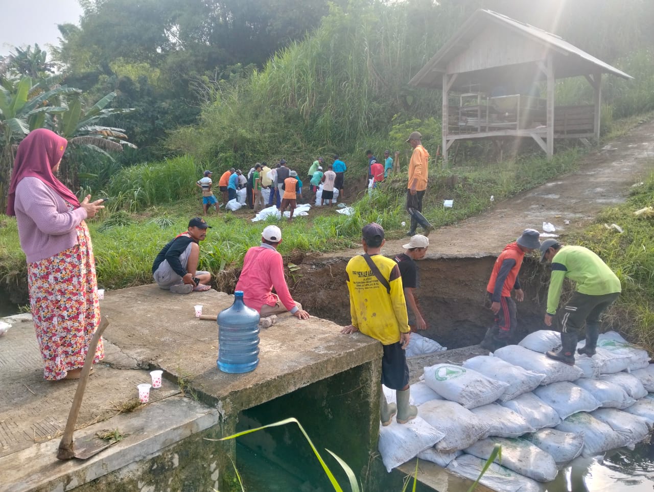 Warga Dusun/Desa Asemgede, Kecamatan Ngusikan kerja bakti memperbaiki jalan ke makam yang ambrol akibat tergerus air