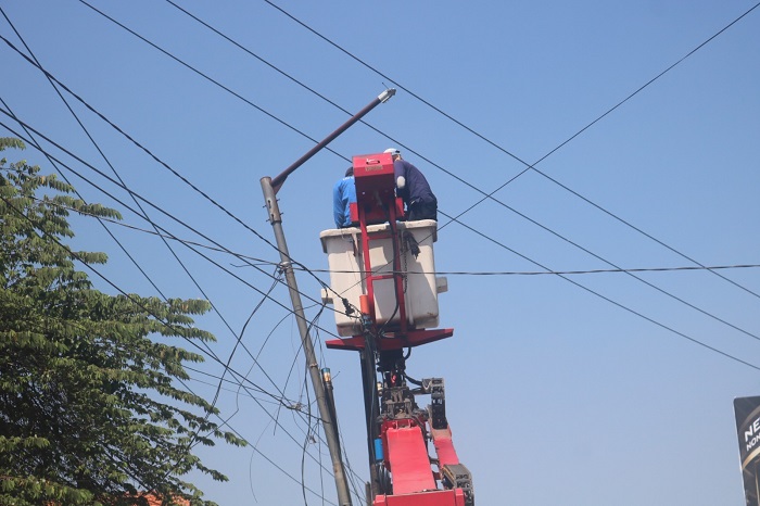 ILUSTRASI: Petugas Dishub Jombang melakukan perbaikan PJU menggunakan mobil crane di Kecamatan Ploso.