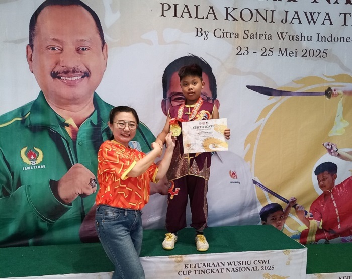 Vano saat menerima medali emas di podium 1.