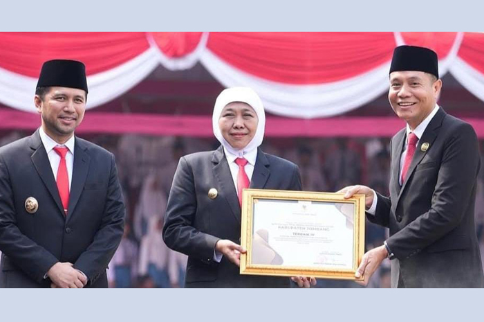 Gubernur Jawa Timur Khofifah Indar Parawansa memberikan penghargaan ke Ketua DPRD Jombang Hadi Atmaji Kinerja JDIH terbaik