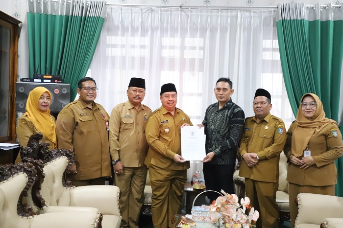 Bupati Jombang Warsubi menyerahkan SK kepada Agus Mujiono Direktur Perumda Perkebunan Panglungan di Pendopo Jombang, Senin, (27/5)