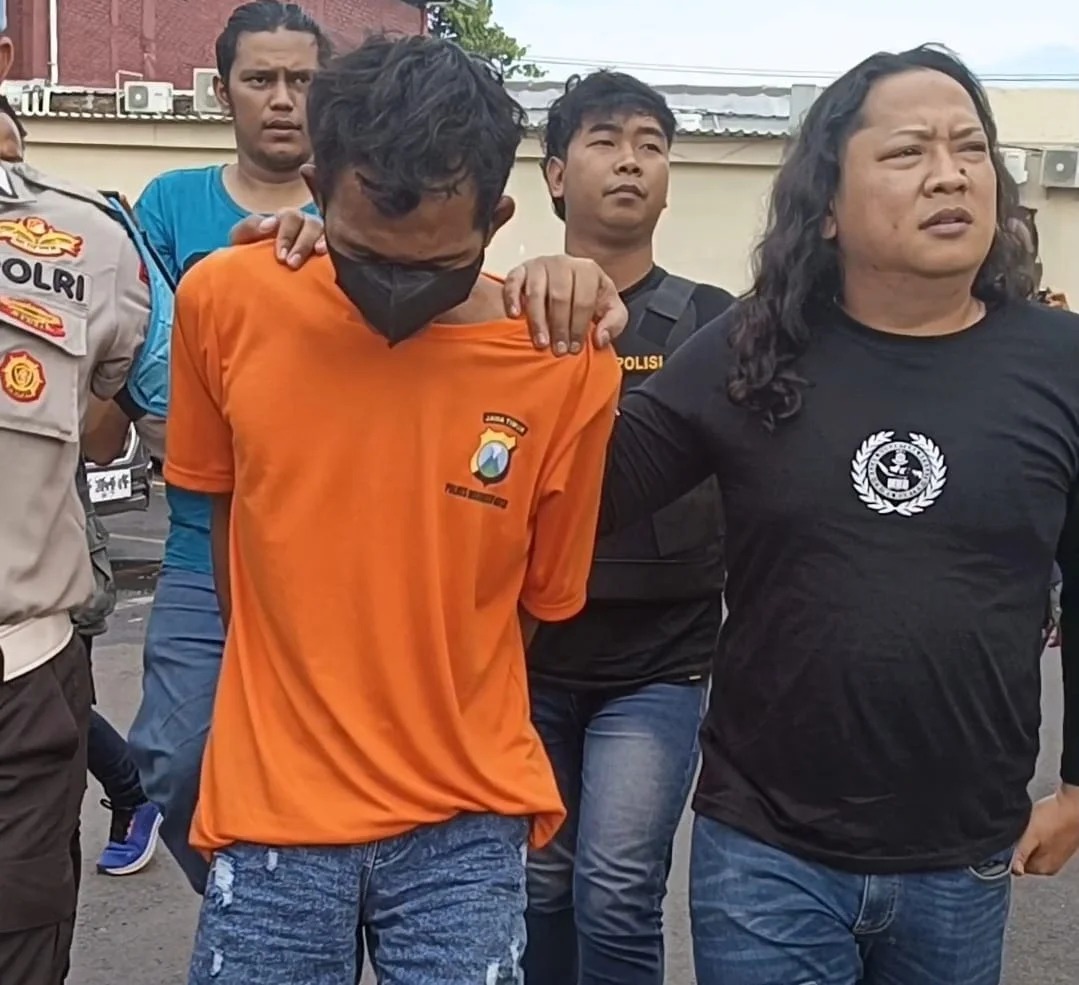 Pelaku perampokan wanita di Mojokerto saat diamankan pihak kepolisian