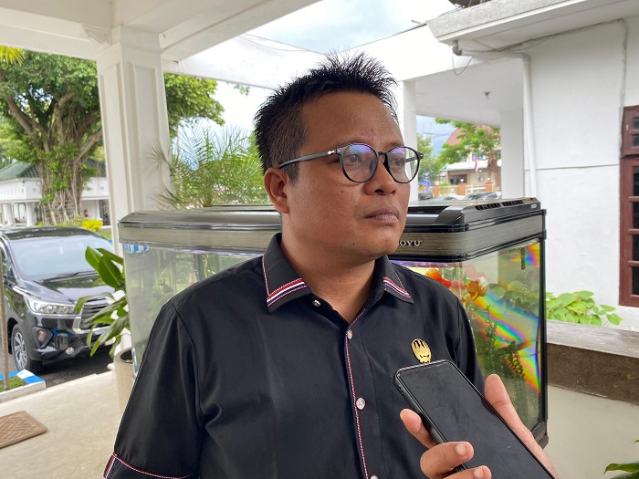 BERI PENJELASAN: Ketua Komisi B DPRD Jombang Anas Burhani memberikan penjelasan kemarin (27/5).