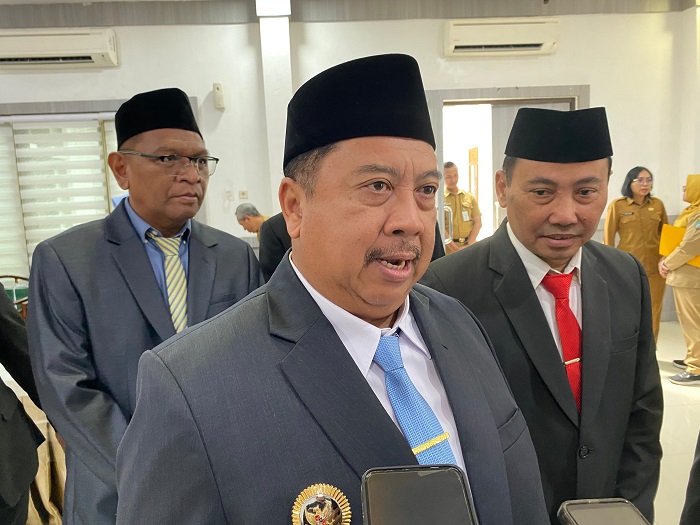 BERI PENJELASAN: Bupati Jombang Warsubi memberikan penjelasan kemarin (27/5).