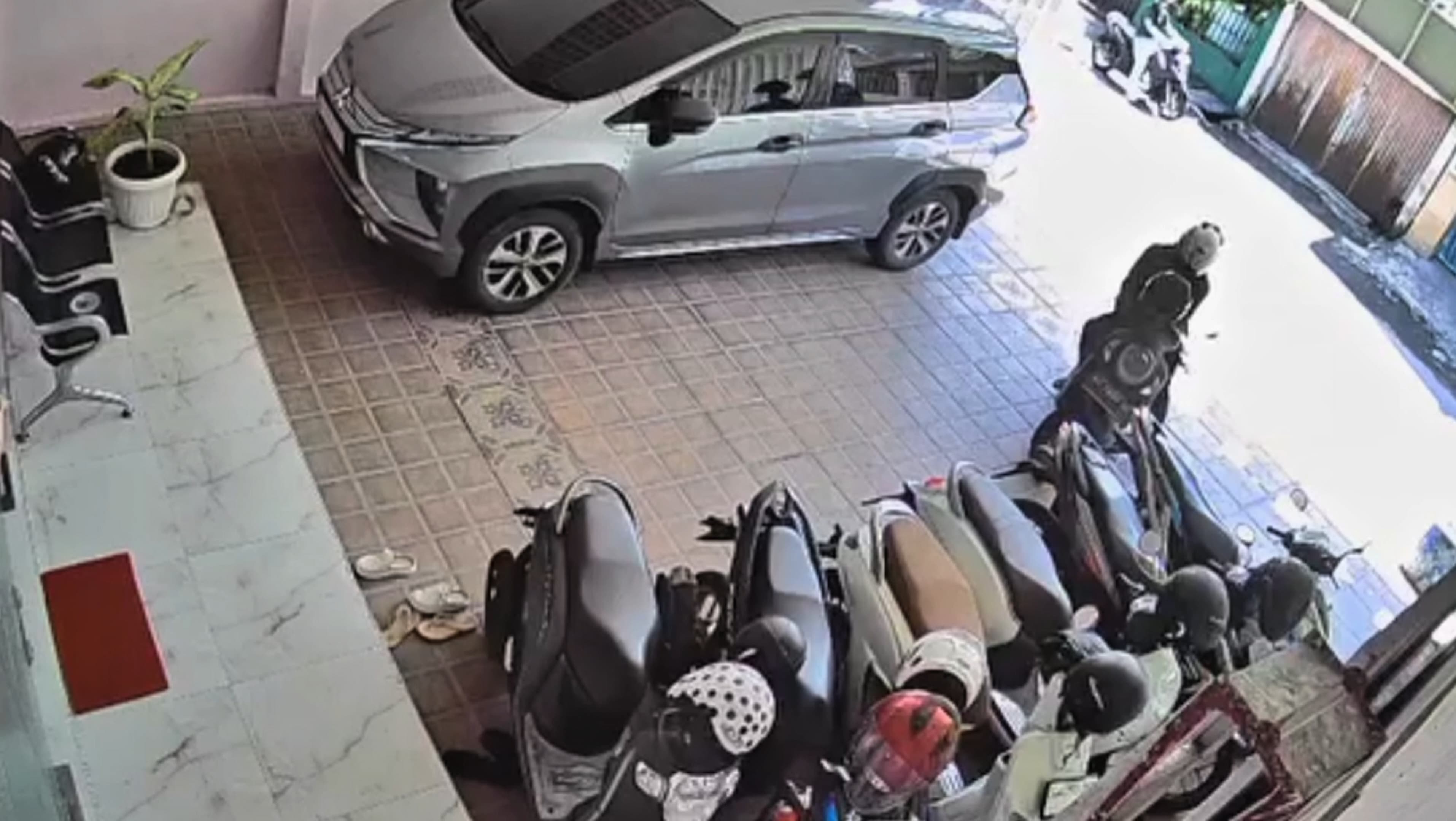 Aksi pencuri saat mengambil motor korban saat ditinggal nyalon