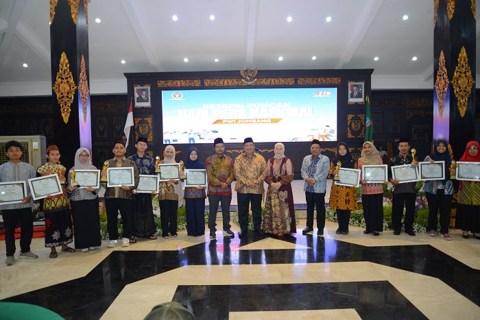Bupati Jombang Warsubi bersama Ketua PWI Jombang M Mufid foto bersama dengan peserta pemenang lomba