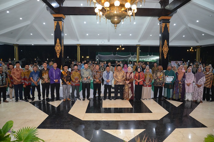 Bupati Jombang Warsubi foto bersama seluruh peserta peringatan HPN 2025 di Pendopo Kabupaten Jombang.