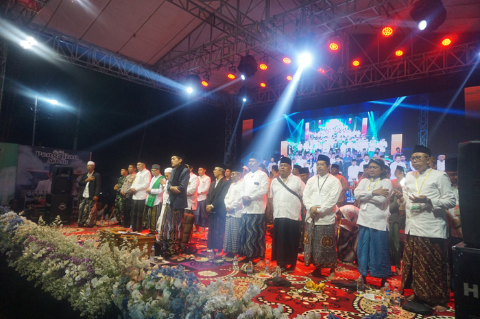 MERIAH: Kepala Desa Janti H. Musta&rsquo;in mengikuti pengajian akbar saat Haul Sayid Ismail dan ahli kubur Desa Janti, Jumat (23/5) malam.