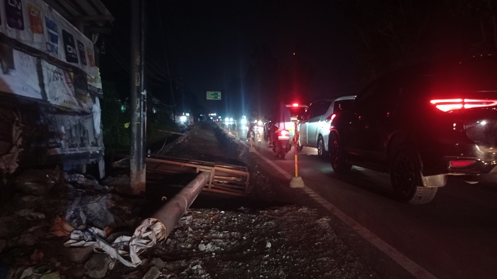 GELAP: Kondisi jalan provinsi di Desa Pesantren, Kecamatan Tembelang, Selasa (27/5) malam.