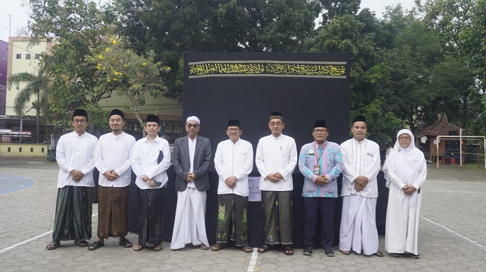 Foto bersama Kasi Haji Kemenag, Majelis pimpinan Ponpes Darul Ulum , kepala MAU DU dan Kepala MTsN 2 Jombang di Darul Ulum