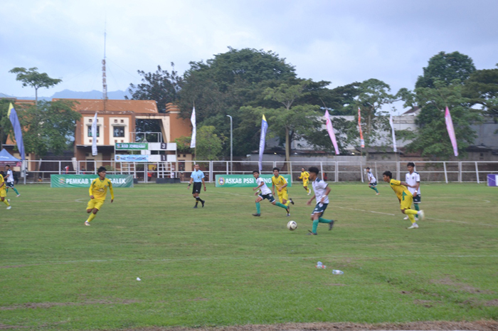 Pemain Jombang (putih) saat melawan Tulungagung di Stadion Menak Sopal Trenggalek, Selasa (20/5).