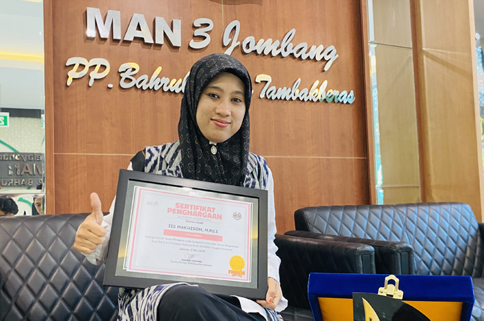 Iis Makhisoh, M.Pd.I,  guru berprestasi di MAN 3 Pondok Pesantren Bahrul Ulum Jombang
