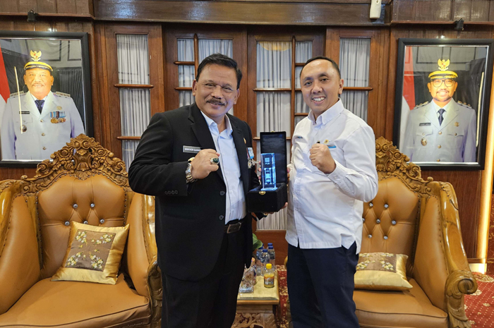 SINERGI: Manajer PLN UP3 Mojokerto, Muhammad Syafdinnur, bersama Bupati Nganjuk Marhaen Djunaedi, Selasa (20/5).