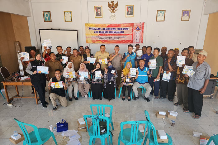KOMPAK: Manajer PLN ULP Nganjuk Risal Yudha Wicaksono bersama peserta sosialisasi rawan bencana.